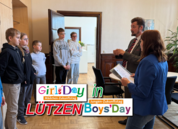 Bürgermeister Mirko Kother empfängt die Schüler in seinem Büro