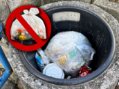 öffentlicher Mülleimer in der Pestalozzistraße in Lützen mit Hausmüll-Tüte