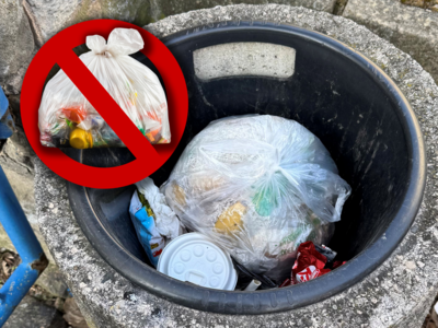 öffentlicher Mülleimer in der Pestalozzistraße in Lützen mit Hausmüll-Tüte